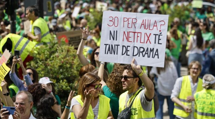 Las consecuencias de la huelga educativa: “Ningún docente quiere que su alumnado salga mal parado en la PAU” Profesores en huelga durante una manifestación educativa en València por la educación pública