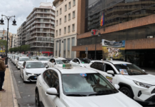 Caos circulatorio por la doble protesta de taxis y docentes en Valencia Caos circulatorio por la doble protesta de taxis y docentes en Valencia