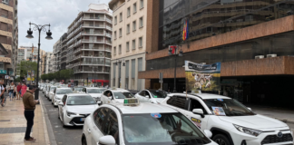 Caos circulatorio por la doble protesta de taxis y docentes en Valencia