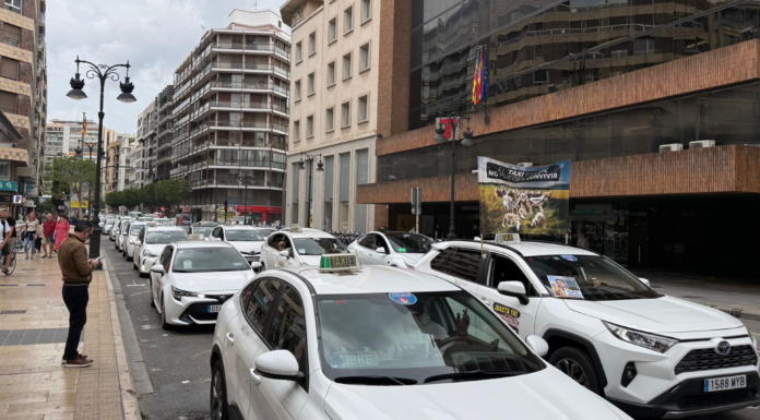 Caos circulatorio por la doble protesta de taxis y docentes en Valencia