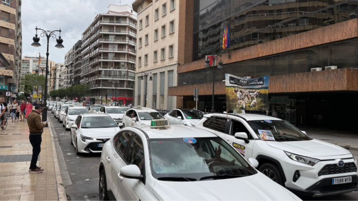 Caos circulatorio por la doble protesta de taxis y docentes en Valencia