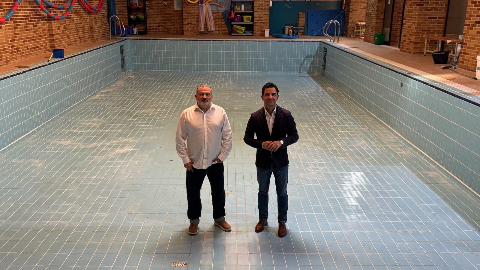 Juan Antonio Sagredo i el tinent d’alcalde d’Esports, José Manuel Mora, a la futura piscina coberta municipal del barri Campament de Paterna