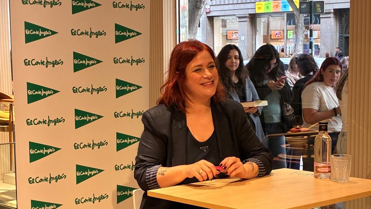 Elisabeth Benavent durante la firma de libros en Valencia