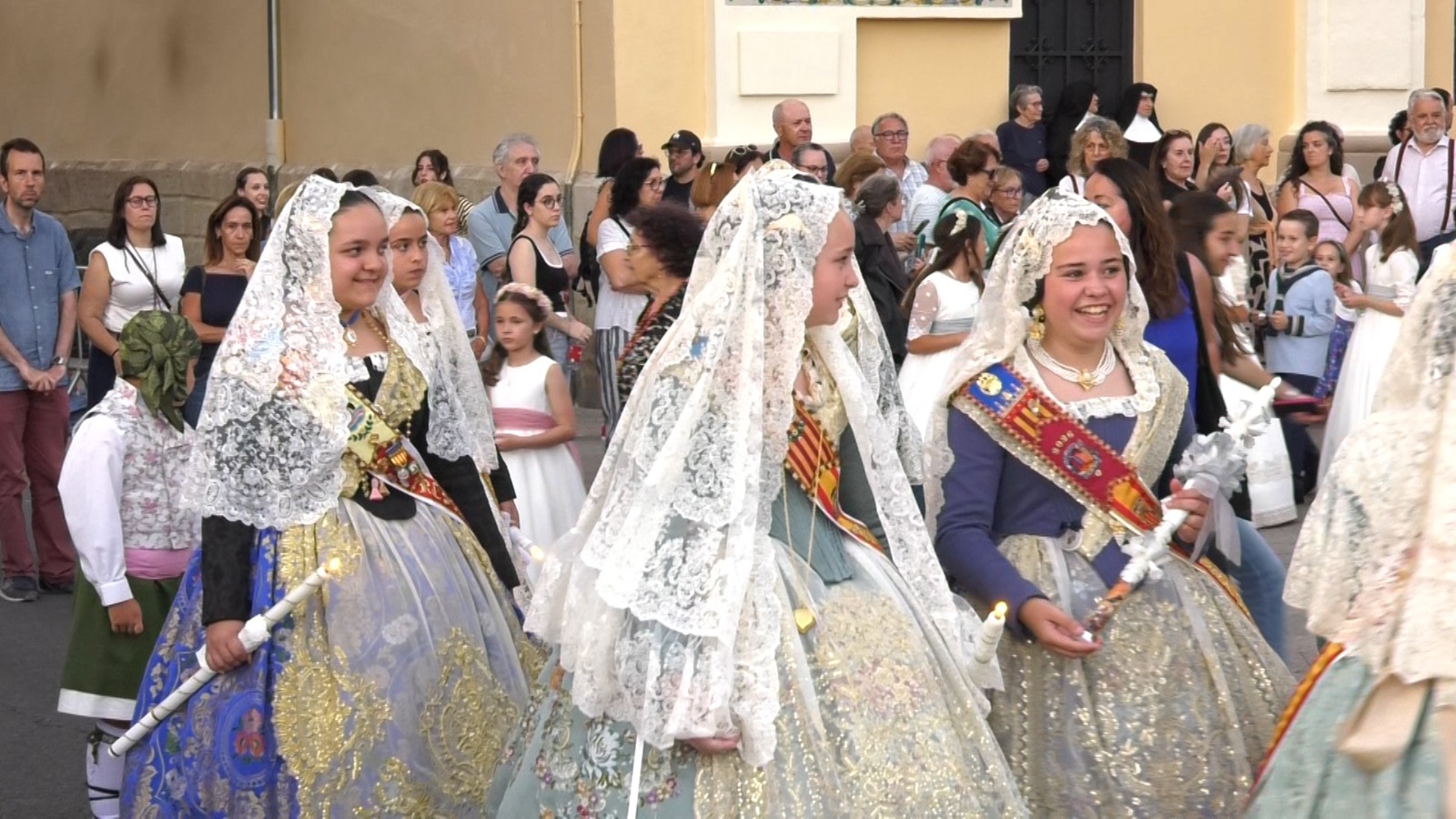 Los cuadros de honor de las comisiones del barrio participaron en la solemne procesión