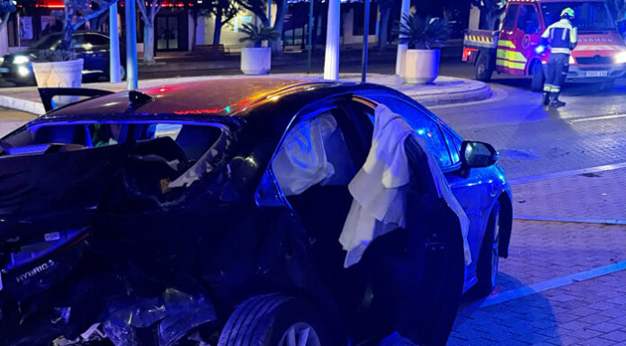 Espectacular accidente con una mujer atrapada en el Paseo Alameda