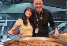 Aitana y Plex aprenden a cocinar una paella en Valencia