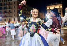 ¿Cuál es el origen de la participación de las falleras mayores en la Dansà de la Virgen?