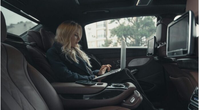 La mesa VIP en línea: cómo acceder a salas privadas de dinero real con mejores reglas chica jugando online vip