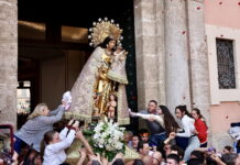 El manto de la Virgen es color «Terreta», un regalo de la Fallera Mayor