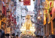 La procesión de la Virgen de los Desamparados llena de devoción las calles de València