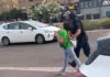 Un policía empuja a una docente que se manifestaba frente a conselleria de Educación