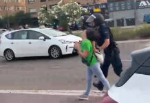 Un policía empuja a una docente que se manifestaba frente a conselleria de Educación