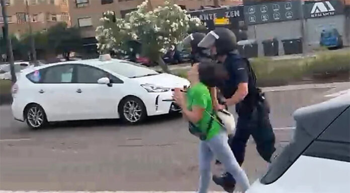 Un policía empuja a una docente que se manifestaba frente a conselleria de Educación