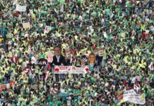 Miles de docentes vuelven a salir a la calle mientras continúan las negociaciones Miles de docentes vuelven a salir a la calle mientras continúan las negociaciones