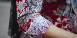 València recupera la historia del traje fallero con una exposición sobre su evolución en el siglo XX