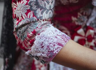 València recupera la historia del traje fallero con una exposición sobre su evolución en el siglo XX