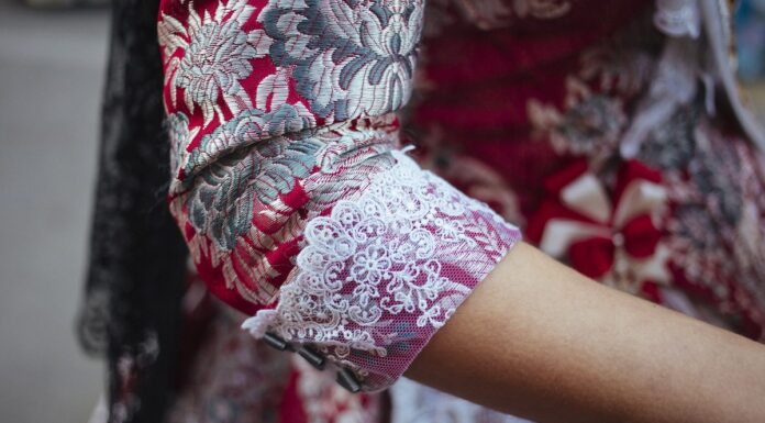 València recupera la historia del traje fallero con una exposición sobre su evolución en el siglo XX
