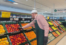 Consum reforça l’aposta per la fruita de pinyol d’origen nacional i en compra 8.700 tones, un 11% més que la campanya anterior Treballador de Consum a la secció de fruita