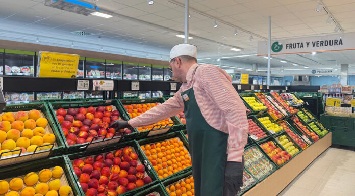 Consum reforça l’aposta per la fruita de pinyol d’origen nacional i en compra 8.700 tones, un 11% més que la campanya anterior Treballador de Consum a la secció de fruita