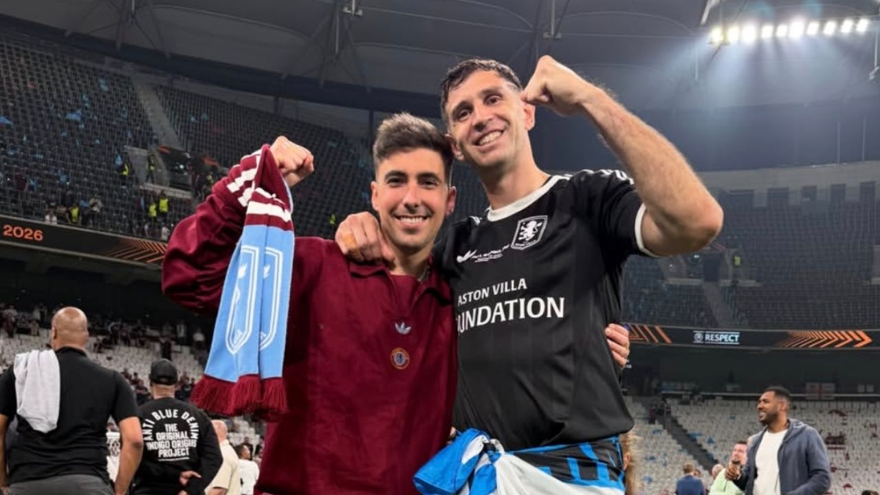 Javier Olmo con el Dibu Martínez tras ganar la Europa League