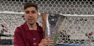 Javier Olmo con el trofeo de la Europa League. IG: javierolmotraining
