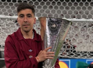 Javier Olmo con el trofeo de la Europa League. IG: javierolmotraining