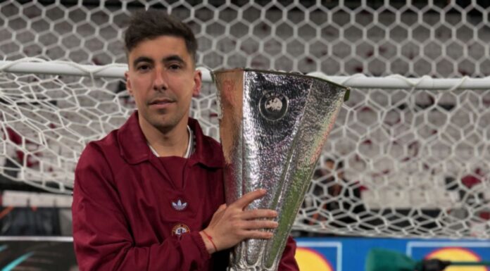 Javier Olmo con el trofeo de la Europa League. IG: javierolmotraining