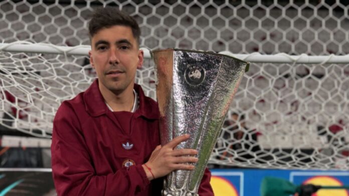 Javier Olmo con el trofeo de la Europa League. IG: javierolmotraining