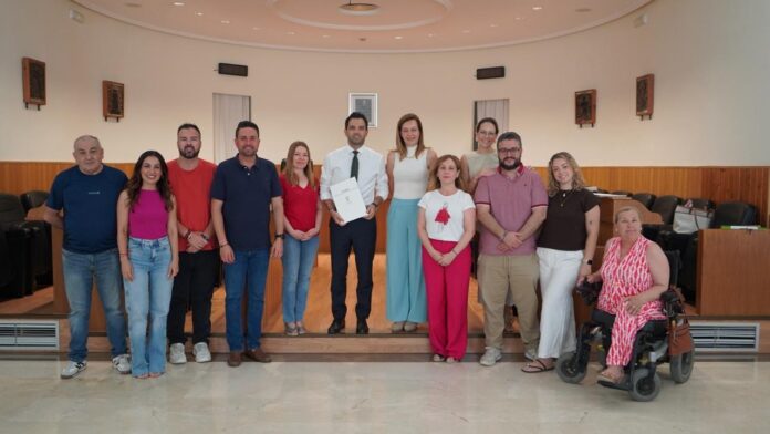 7televalencia Sagredo junto a los concejales del equipo de gobierno en el salón de plenos del Ayuntamiento de Paterna Sagredo junt amb els regidors de l'equip de govern al saló de plens de l'Ajuntament de Paterna