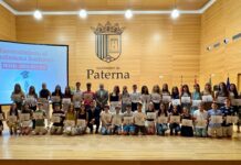 Paterna reconeix el talent i l’excel·lència acadèmica de 45 alumnes de la ciutat Sagredo i José Manuel Mora junt amb l’alumnat distingit per l’Ajuntament de Paterna