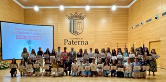 Paterna reconeix el talent i l’excel·lència acadèmica de 45 alumnes de la ciutat Sagredo i José Manuel Mora junt amb l’alumnat distingit per l’Ajuntament de Paterna