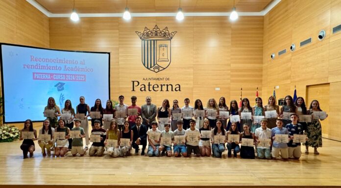 Paterna reconeix el talent i l’excel·lència acadèmica de 45 alumnes de la ciutat Sagredo i José Manuel Mora junt amb l’alumnat distingit per l’Ajuntament de Paterna