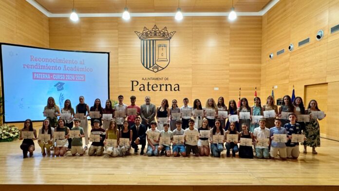7televalencia Sagredo y José Manuel Mora junto al alumnado distinguido por el Ayuntamiento de Paterna Sagredo i José Manuel Mora junt amb l’alumnat distingit per l’Ajuntament de Paterna