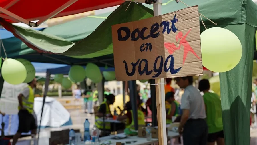 Detalle de la acampada de docentes en la plaza de la Virgen de València. EFE/Ana Escobar