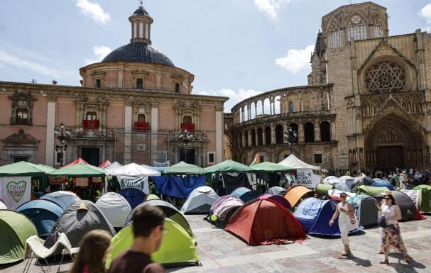 La acampada docente vuelve al centro de la Plaza de la Virgen tras el Corpus y reclama diálogo a Educación Plaza de la Virgen de València con la acampada docente. Ana Escobar / EFE