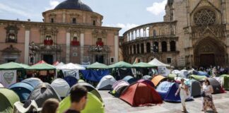 Plaza de la Virgen de València con la acampada docente. Ana Escobar / EFE
