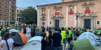 Acampada docente en la plaza de la Virgen