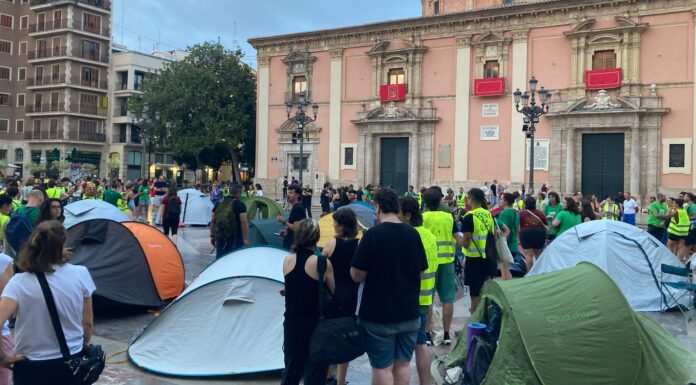 Acampada docente en la plaza de la Virgen