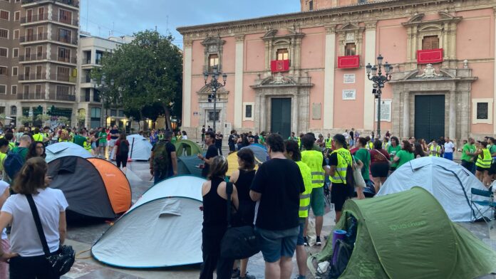 Acampada docente en la plaza de la Virgen