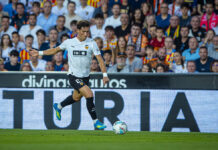 El Valencia CF ya conoce sus rivales de pretemporada: equipos, fechas y lugar de todos los partidos Jesús Vázquez, lateral del Valencia CF, en una carrera por la banda