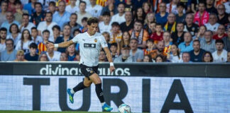 Jesús Vázquez, lateral del Valencia CF, en una carrera por la banda