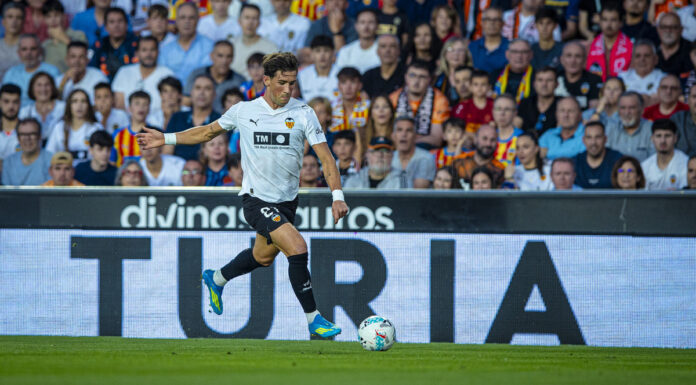 El Valencia CF ya conoce sus rivales de pretemporada: equipos, fechas y lugar de todos los partidos Jesús Vázquez, lateral del Valencia CF, en una carrera por la banda