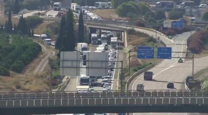 Dos accidentes colapsan totalmente dos autovías principales de Valencia Colapso en la A23 entre Sagunto y Gilet