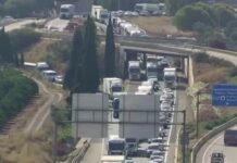 Dos accidentes colapsan totalmente dos autovías principales de Valencia Colapso en la A23 entre Sagunto y Gilet