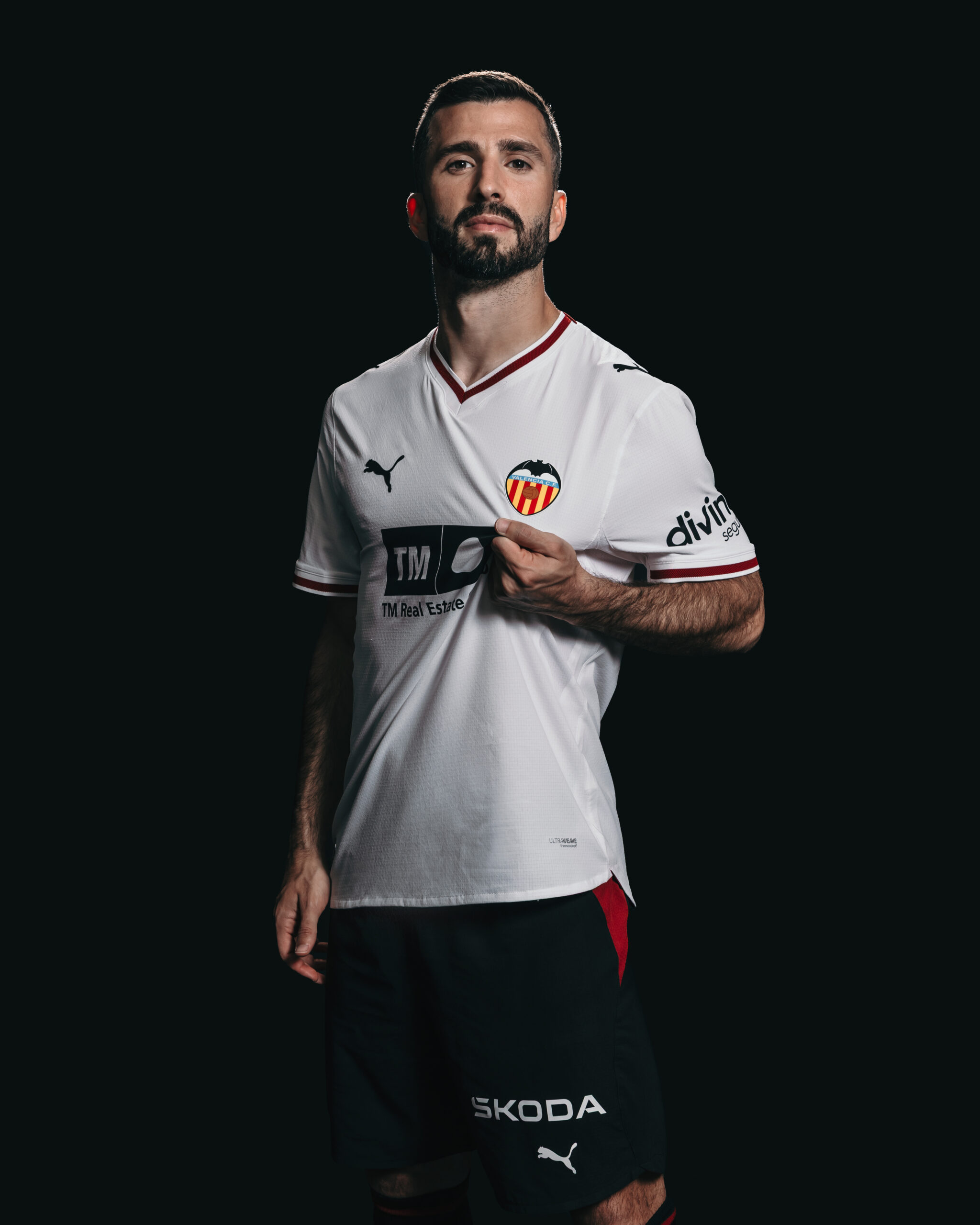 José Luis Gayá portando la nueva equipación