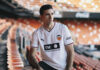 El Valencia CF presenta su nueva equipación en la despedida de Mestalla Camiseta oficial de la temporada 2026-2027