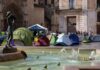 La acampada docente se reubica en la Plaza de la Virgen para facilitar la celebración del Corpus de Valencia El profesorado valenciano mueve unos metros la acampada. Ana Escobar | EFE