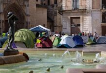 La acampada docente se reubica en la Plaza de la Virgen para facilitar la celebración del Corpus de Valencia El profesorado valenciano mueve unos metros la acampada. Ana Escobar | EFE