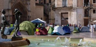 El profesorado valenciano mueve unos metros la acampada. Ana Escobar | EFE