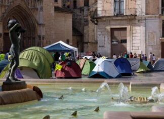 El profesorado valenciano mueve unos metros la acampada. Ana Escobar | EFE